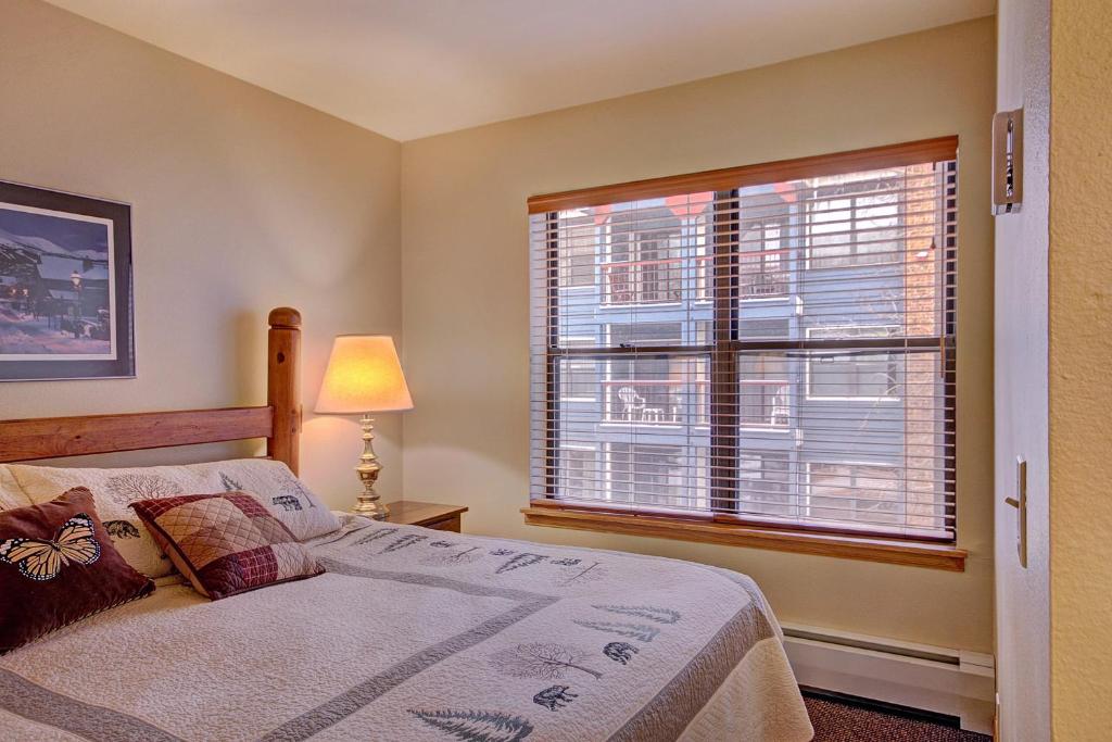 布雷肯里奇River Mountain Lodge by Breckenridge Hospitality的一间卧室设有一张床和一个大窗户