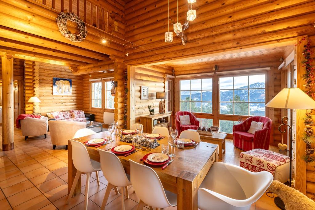 安格勒Le Chalet des Ours - Superbe chalet 4 étoiles的用餐室以及带桌椅的起居室。