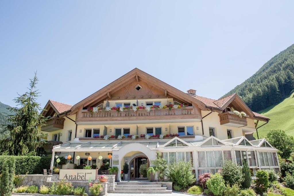 卡迪皮特拉Alpine Life Hotel Anabel的带阳台的大房子
