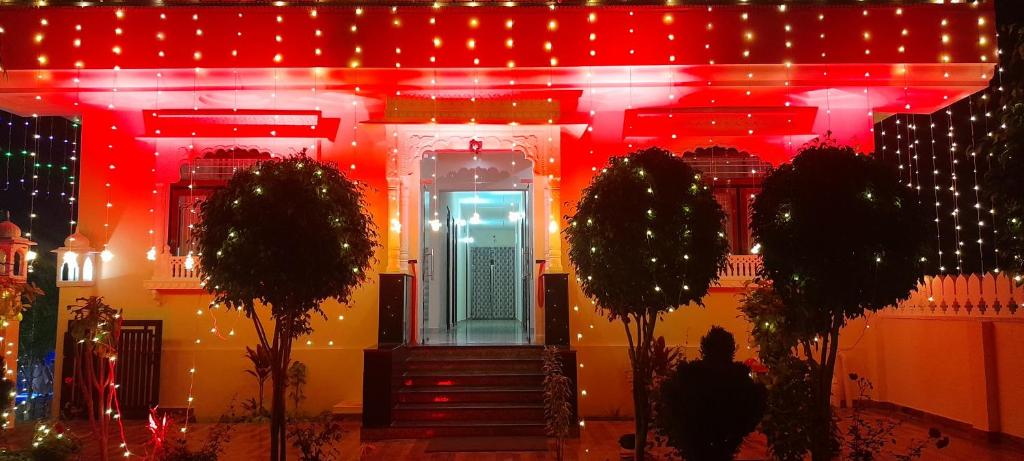 萨瓦伊马多普尔Ranthambhore Tiger Niwas的一座建筑,有红灯和蓝色的门