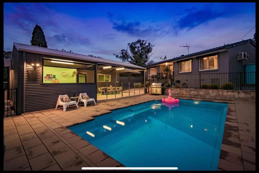 PhillipResort style home pool spa sauna的一座房子后院的游泳池