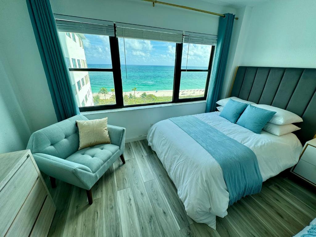 迈阿密海滩Directly on the Beach with Pool & Ocean View的一间带一张床和一把椅子的卧室,享有海景