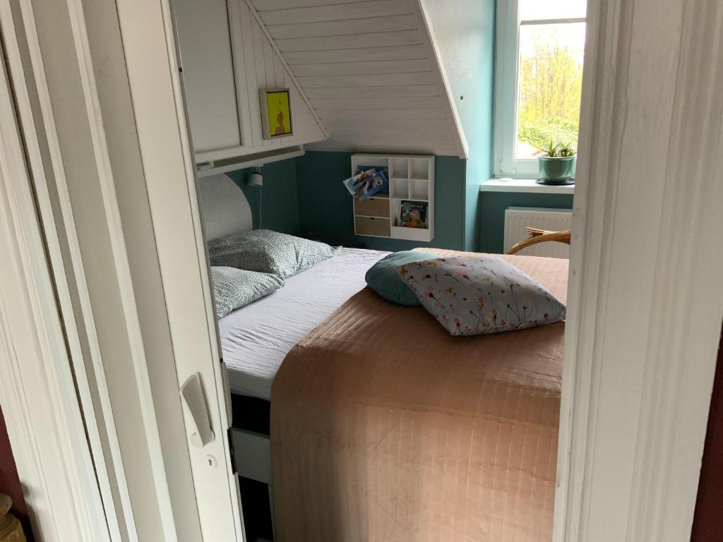 尼克宾法尔斯特Spiced Bed&Breakfast的一个小房间的小床,设有窗户