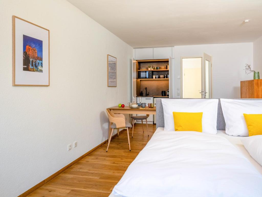 爱尔福特Altstadt Apartment for 2的一间带两张床的卧室和一间带桌子的用餐室