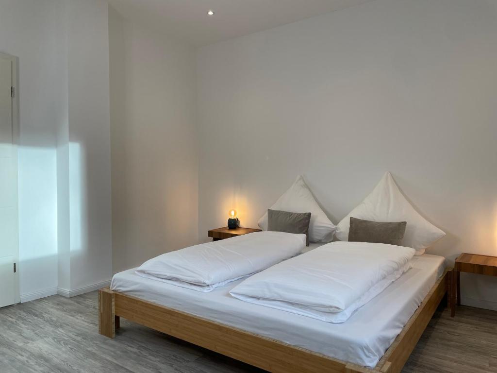 汉诺威SPLENDID I Unique Spacious Apartment的一间卧室配有带白色床单和枕头的床。