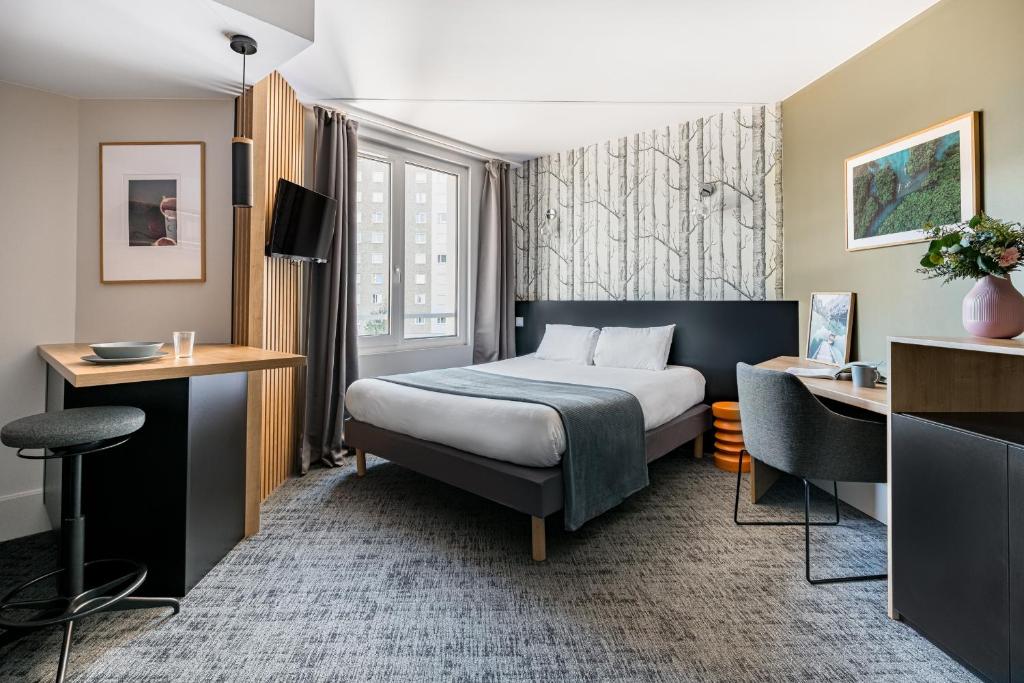 圣艾蒂安Le Parc 42 Saint-Etienne的配有一张床和一张书桌的酒店客房