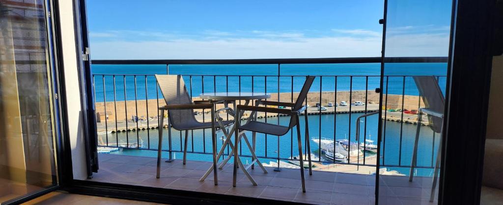 拉梅特拉·德·玛尔Bella vista的阳台配有桌子,享有海滩美景