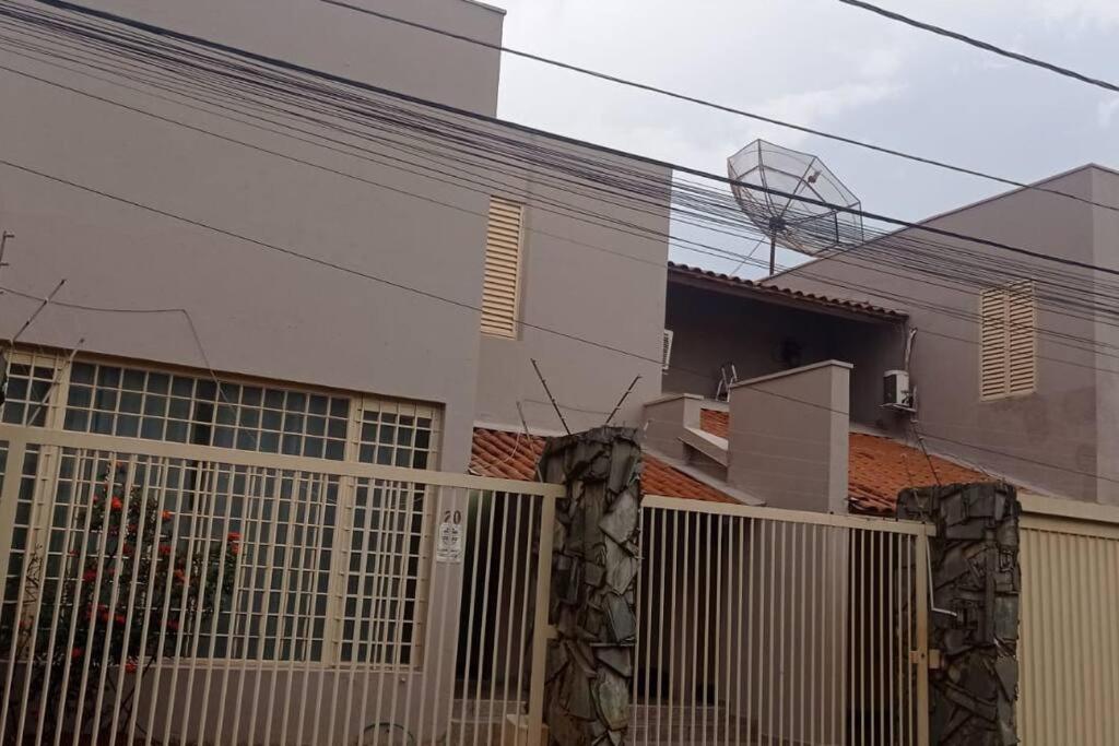 乌贝拉巴Solar dos Costais: casa com 4 suítes climatizadas的一座带围栏和篮球架的建筑