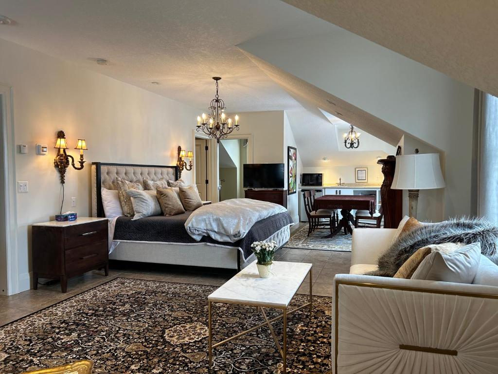 圭尔夫诺尔福克旅馆的一间卧室设有一张床和一间客厅。