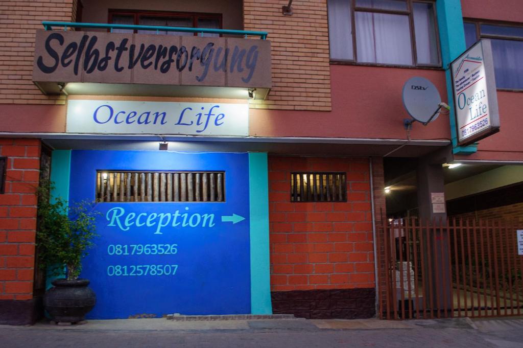吕德里茨OceanLife Accommodation Luderitz的海滨餐厅前方有标志的商店
