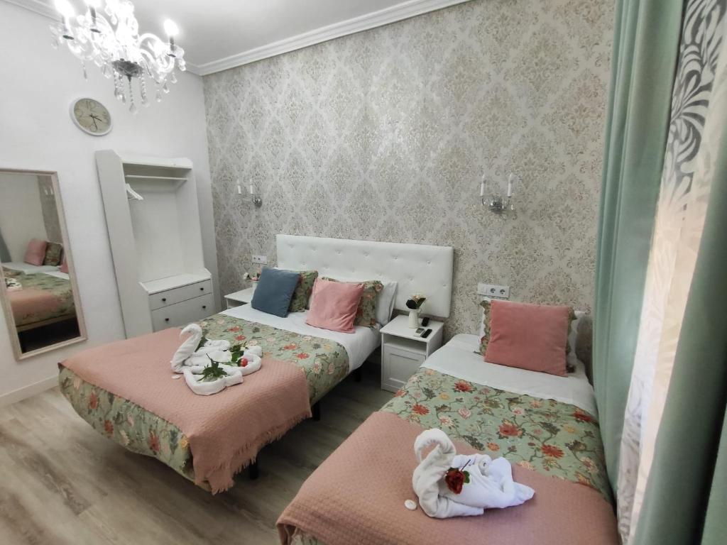 马德里米兰旅舍的一间卧室配有两张床,上面有娃娃