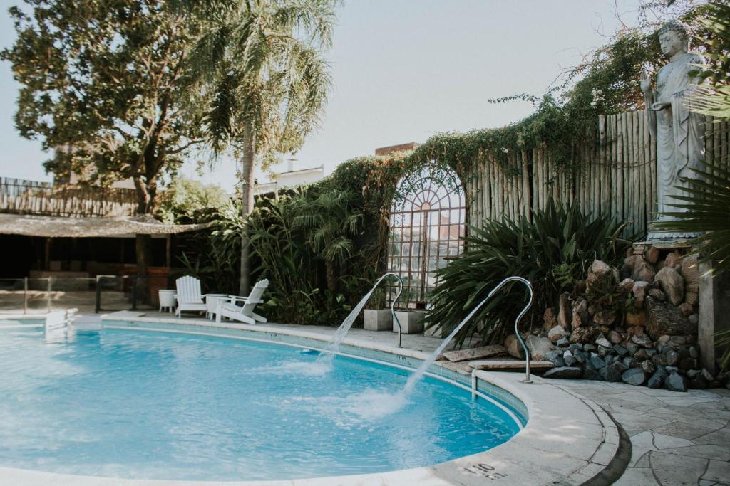 科尔多瓦Casa Onas Hotel Boutique Córdoba的庭院中一个带喷泉的游泳池