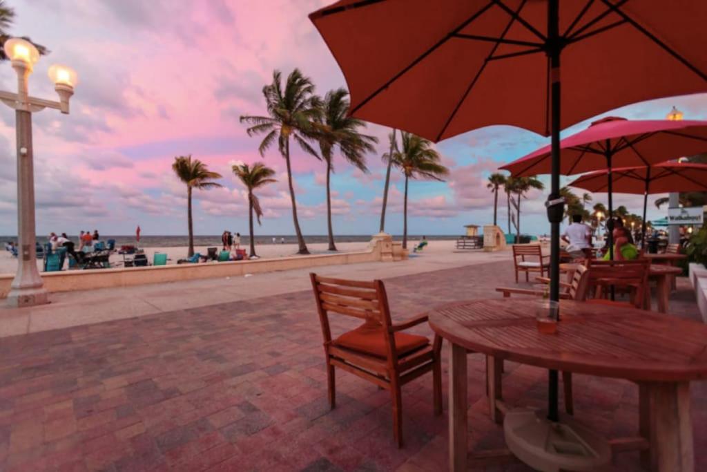好莱坞Walkabout 8 Tower Suite with Panoramic Ocean Views的海滩上的桌椅和遮阳伞