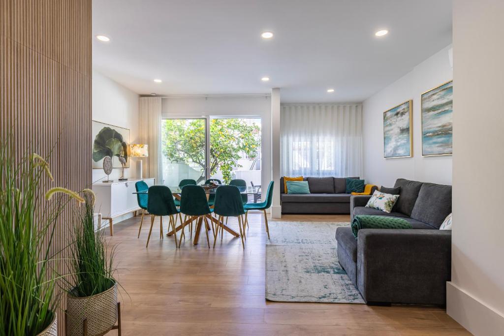里斯本Apartamento Moderno com Terraço的客厅配有沙发和桌椅