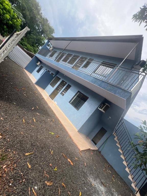 伊瓜苏Boicy Residence的享有蓝色外墙的房子的景色