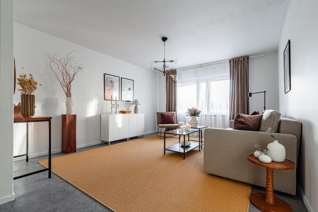 斯德哥尔摩Charming Apt in Sodermalm的客厅配有沙发和桌子