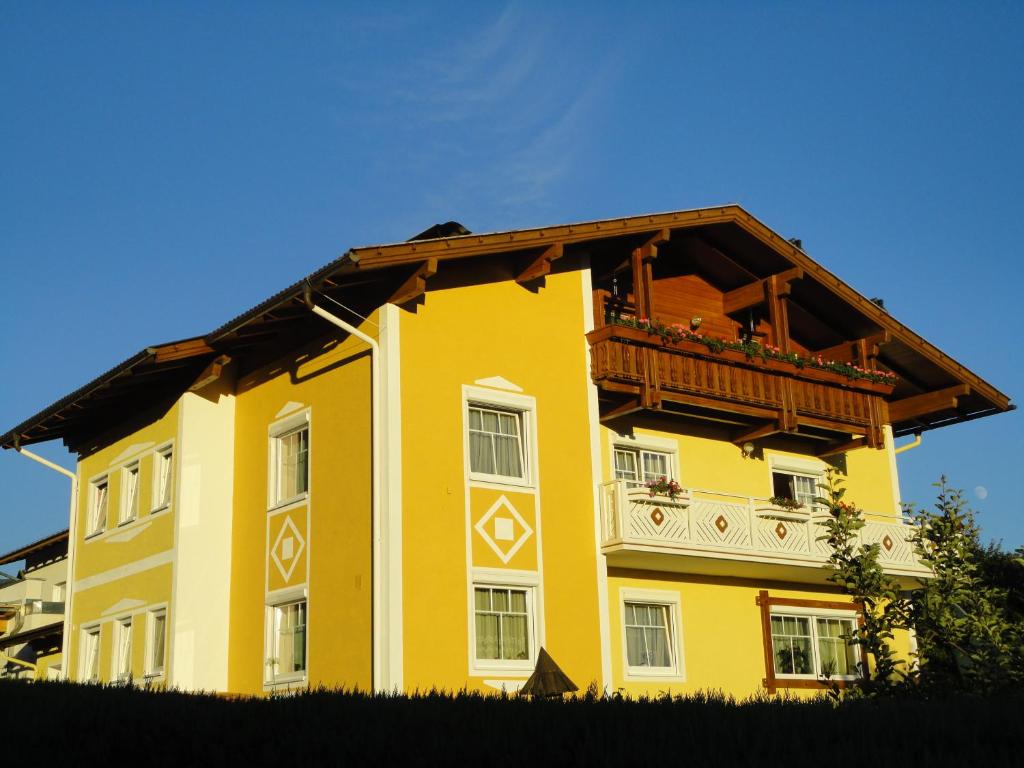 塞博登Feistritzer的黄色的建筑,上面设有阳台