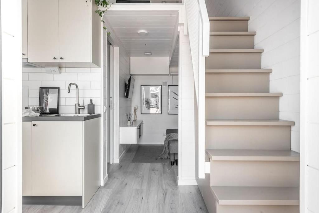 哥德堡Discover Gothenburg from equpped Studio的白色房子里的厨房和楼梯