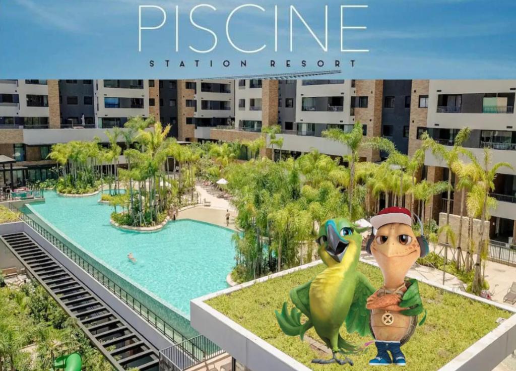 圣保罗Resort, Piscina e Natureza em SP的 ⁇ 染带游泳池的度假村