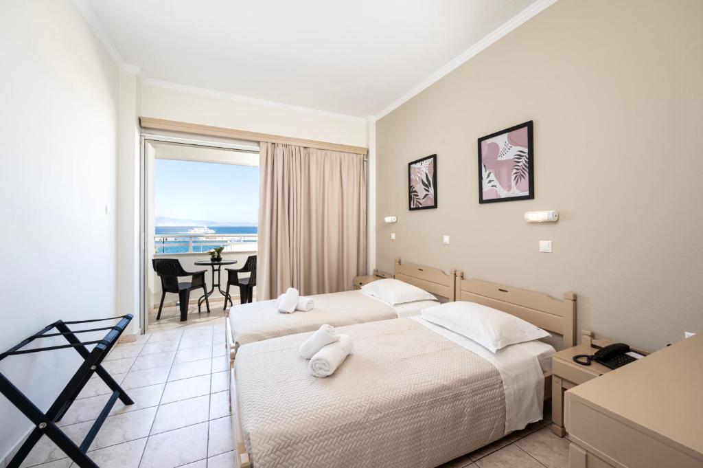 科斯镇Zephyros Hotel的酒店客房设有两张床,享有海景。