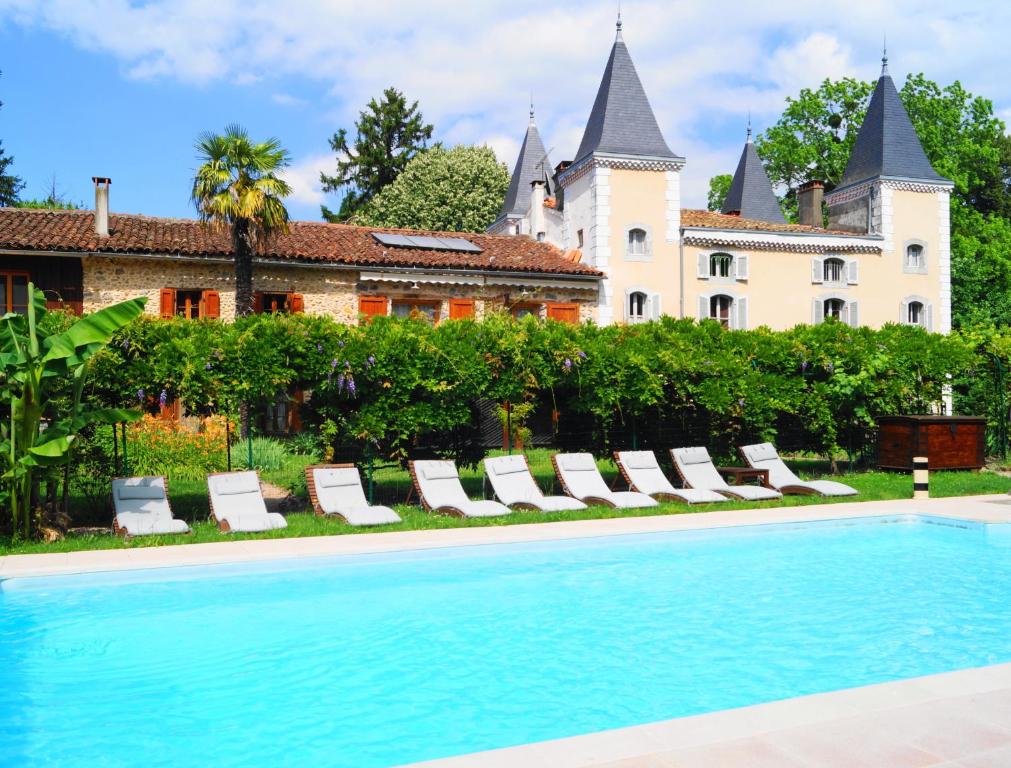 圣吉隆波尔加德酒店的一座城堡前的游泳池
