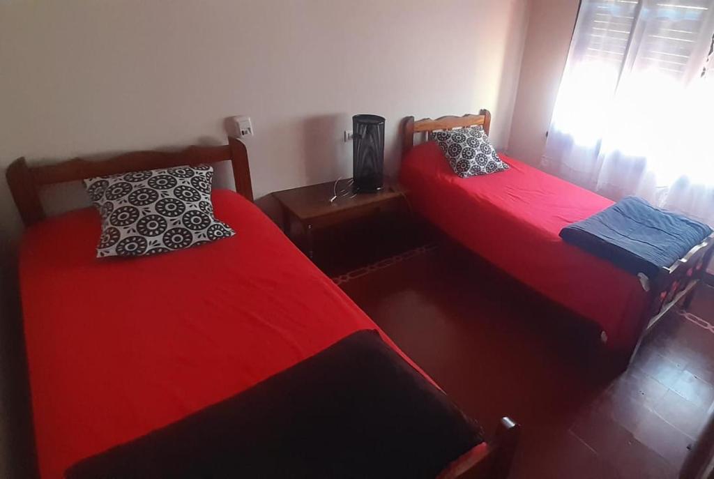 奇莱西托Casa Huésped Shalom的两张睡床彼此相邻,位于一个房间里