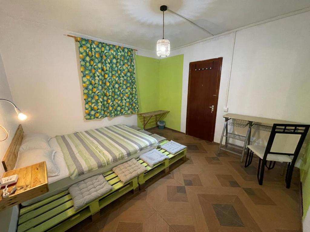 SurinamKowlessur Residence的一间卧室配有一张床和一张桌子