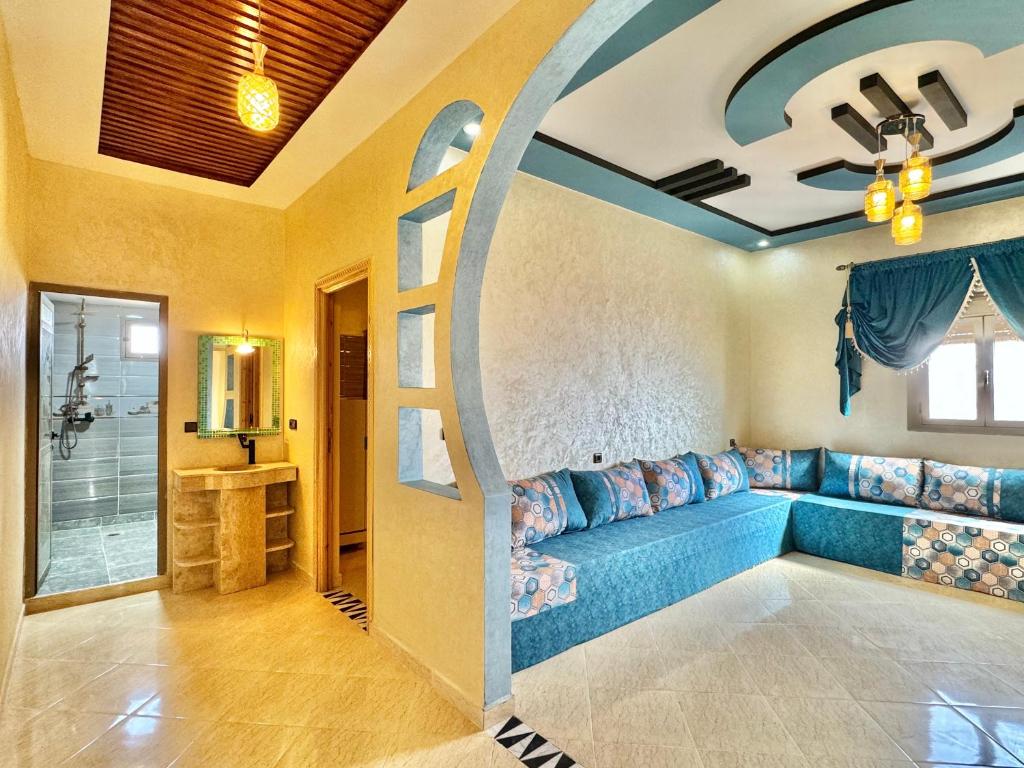 梅尔祖卡Merzouga DesertView Apartment的客厅里设有蓝色沙发