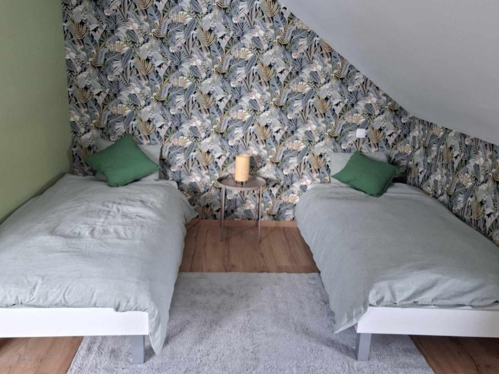 斯塔沃洛Lu Bê mont的一间卧室设有两张单人床和一堵墙