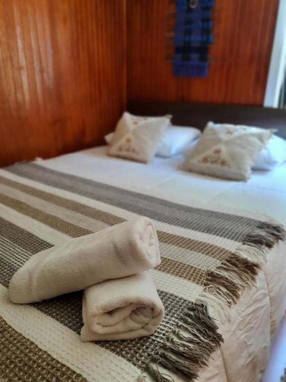 卡斯特鲁Hostal Isla Mágica的两床的上方有一堆毛巾