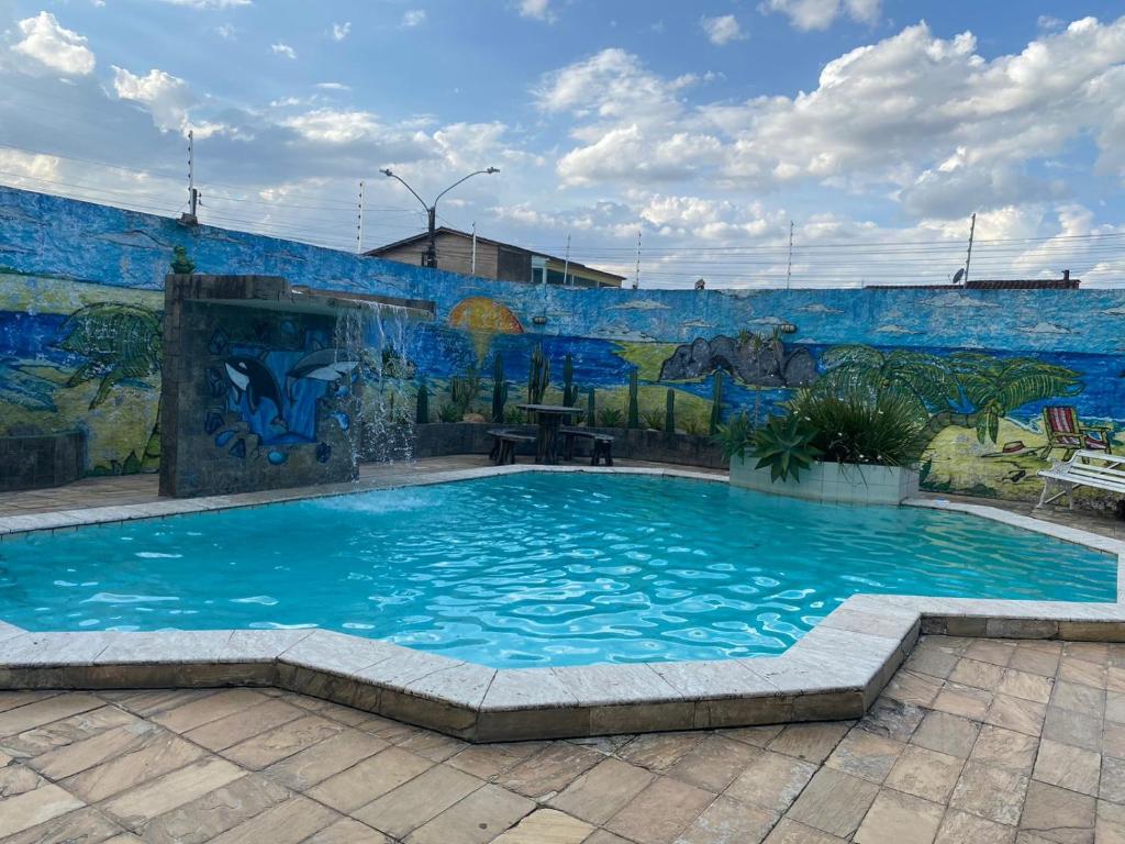 阿拉皮拉卡CONFORT HOTEL ARAPIRACA的壁画前的游泳池