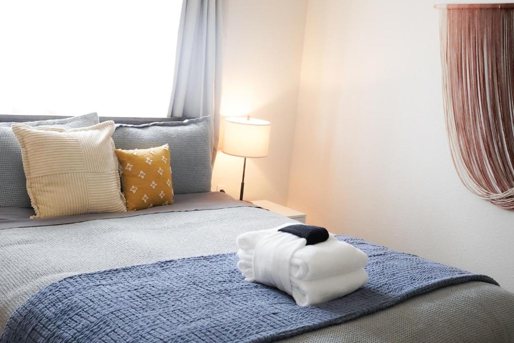 南太浩湖Adventure Lodge的一间房间,床上有一条白色毛巾