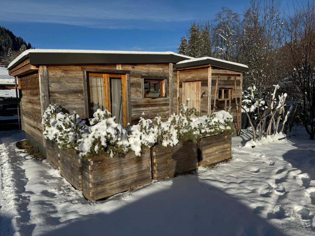 GsteigChalet at Ski Lift (Gsteig b. Gstaad)的木屋,地面上积雪