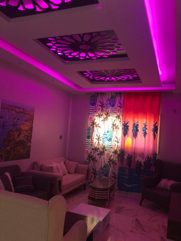 库塞尔New Villa Carimo的客厅配有紫色灯光和沙发