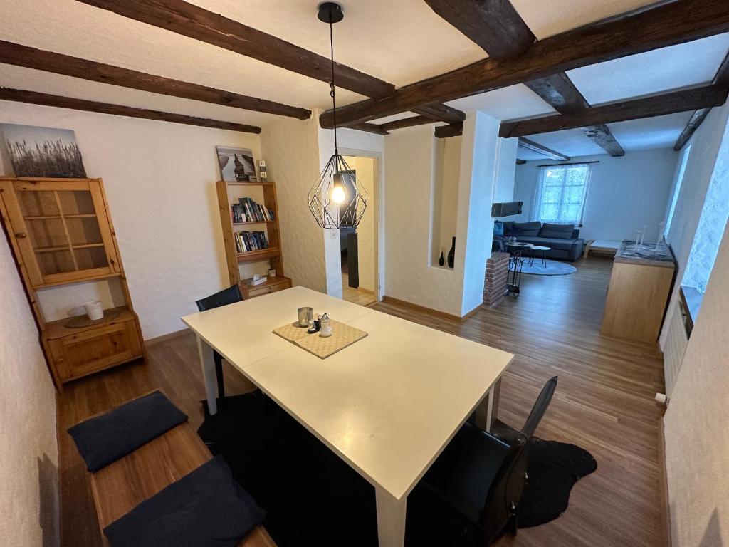 Volketswilcharmante 3,5 Zimmer Wohnung in Bauernhaus的客厅配有白色的桌子和椅子