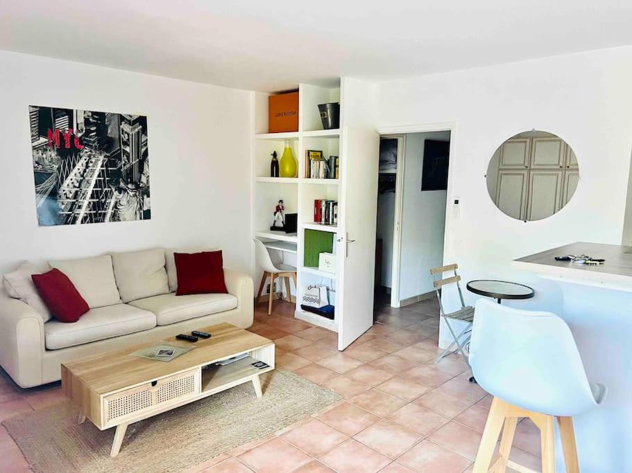 圣特罗佩Chic Studio Climatisé avec Parking 5mn plage的客厅配有沙发和桌子