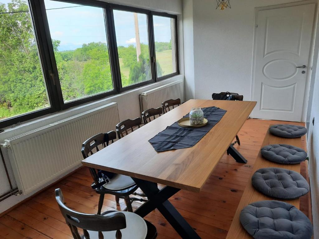 利夫诺Ivković Residence的一间带桌椅和窗户的用餐室