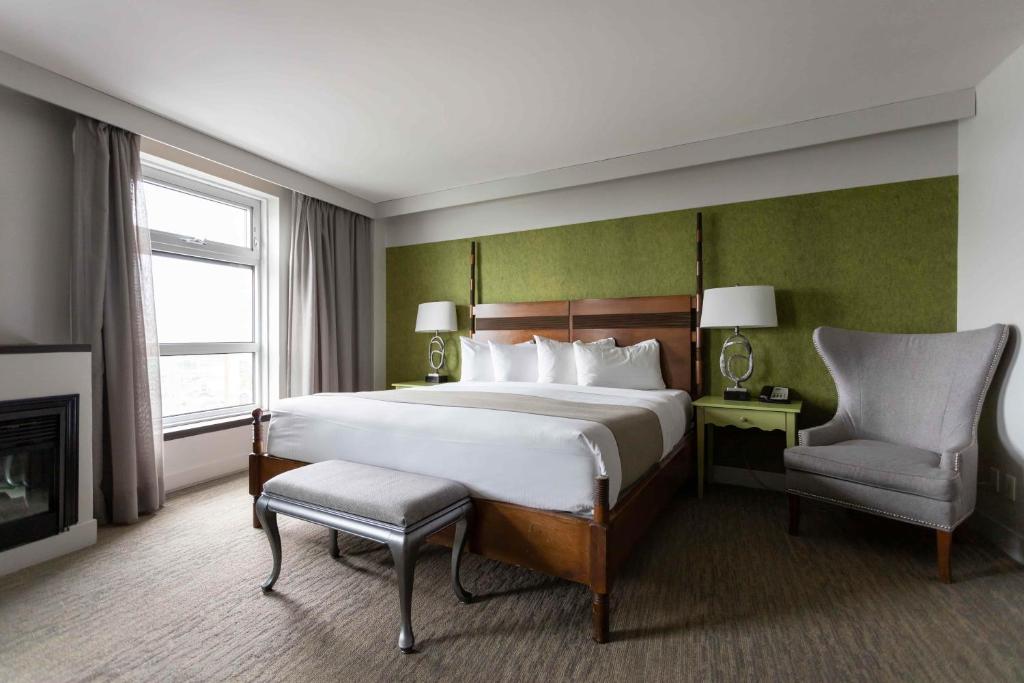 魁北克市尚普兰酒店的酒店客房带一张大床和一把椅子