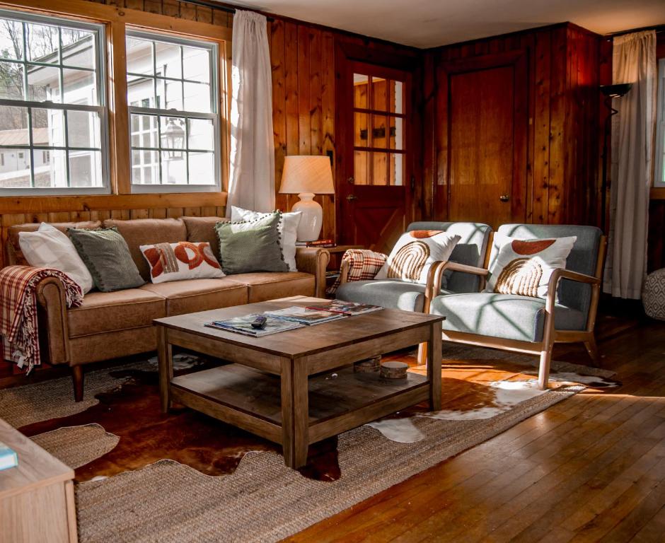 拉德洛Birch House: Cozy Cabin 5 min from Okemo的客厅配有沙发、两把椅子和一张桌子