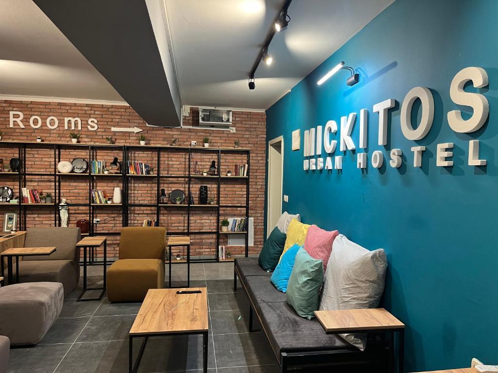 斯科普里Mickitos Urban Hostel的一间配有沙发和枕头的等候室