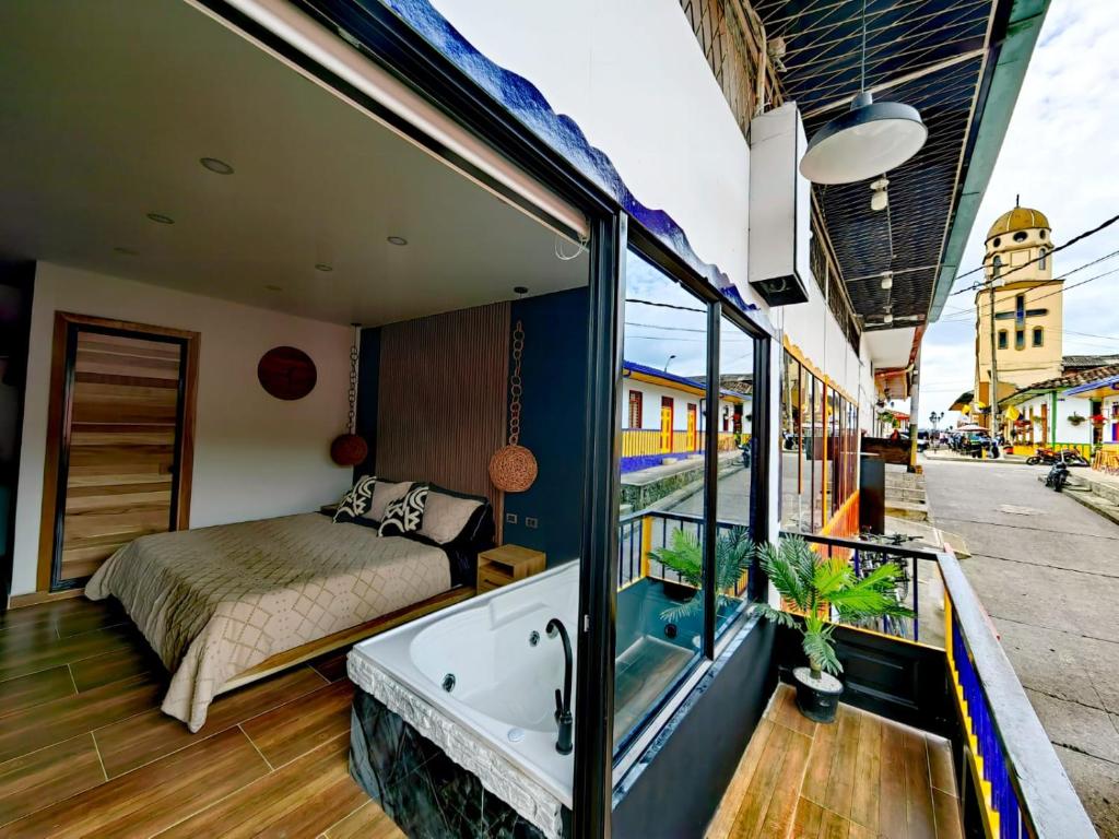 萨兰托Habitacion Deluxe 2 con Jacuzzi a 20 mt del parque的客房设有一张床和浴缸。