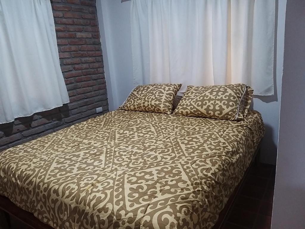 Las TunasNueva Tierra, Ayampe的卧室内的一张带两个枕头的床