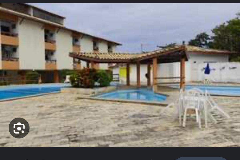 萨尔瓦多Maresia 7B的大楼前的游泳池