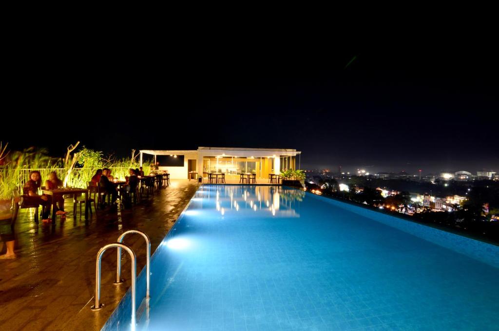 日惹Student Park Hotel的享有城市美景的夜间游泳池