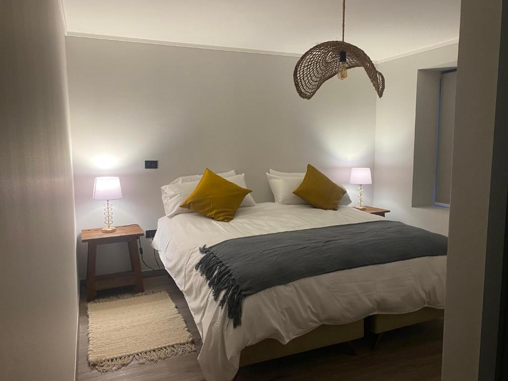 巴拉斯港The Roses的一间卧室配有一张带两张桌子和两盏灯的床。