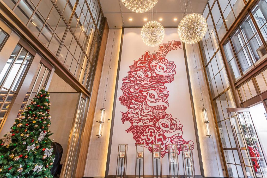 佛山佛山王府井紫薇港逸扉酒店的一座建筑的大墙上的圣诞树
