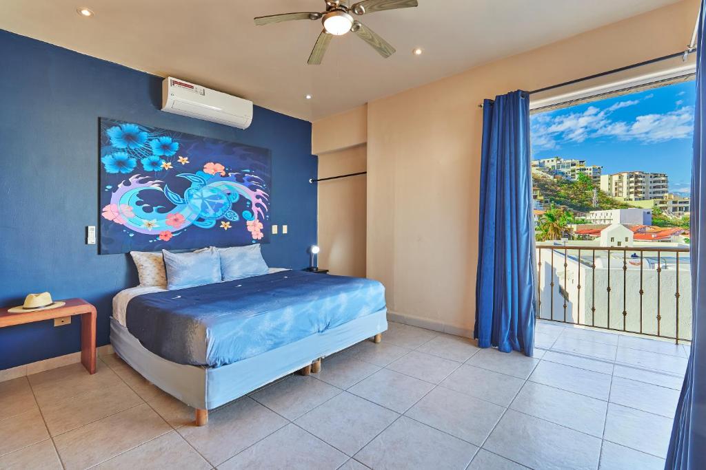 卡波圣卢卡斯Casa Robyn的一间卧室配有一张壁画床
