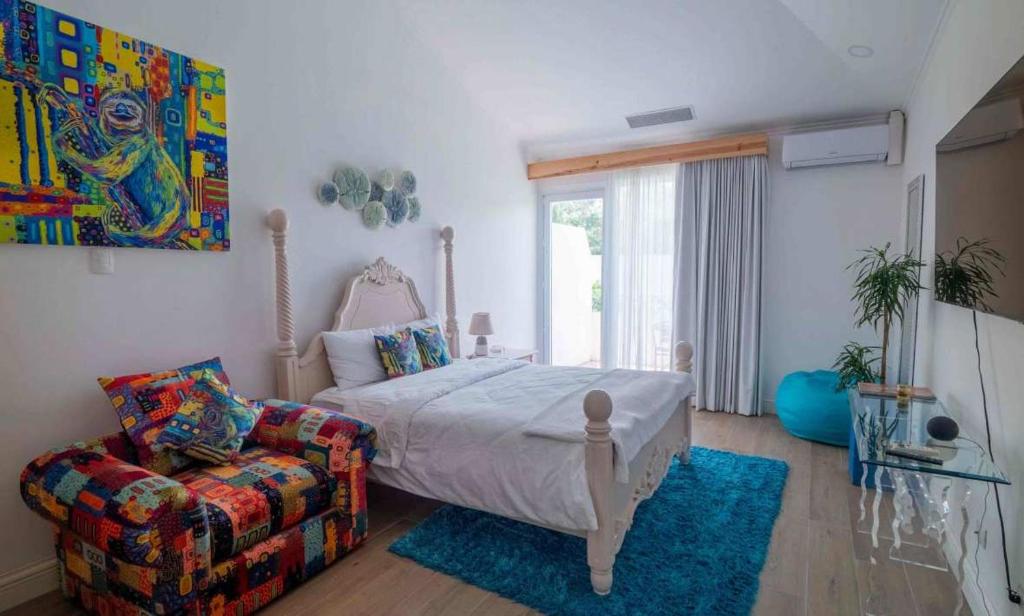 Ciudad CariariPalacio Pura Vibra的一间卧室配有一张床和一张沙发