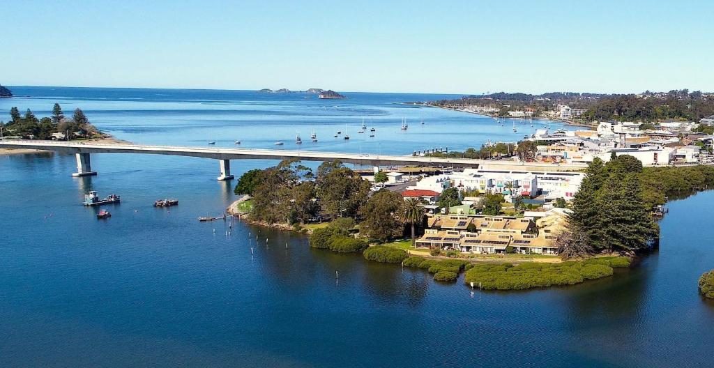 巴特曼斯贝Batemans Bay Lodge的水体上方桥梁的空中景观