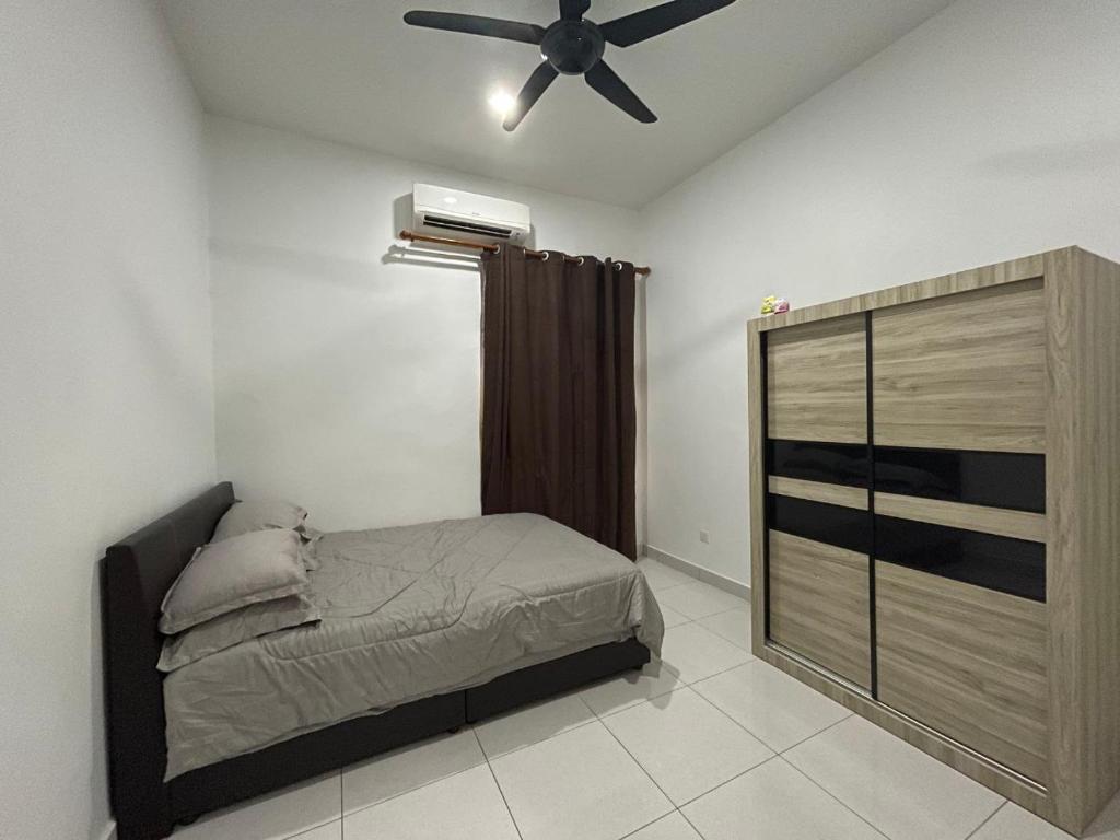 甲抛峇底Thetamu Homestay مسلم Kepala Batas的一间卧室配有一张床和吊扇